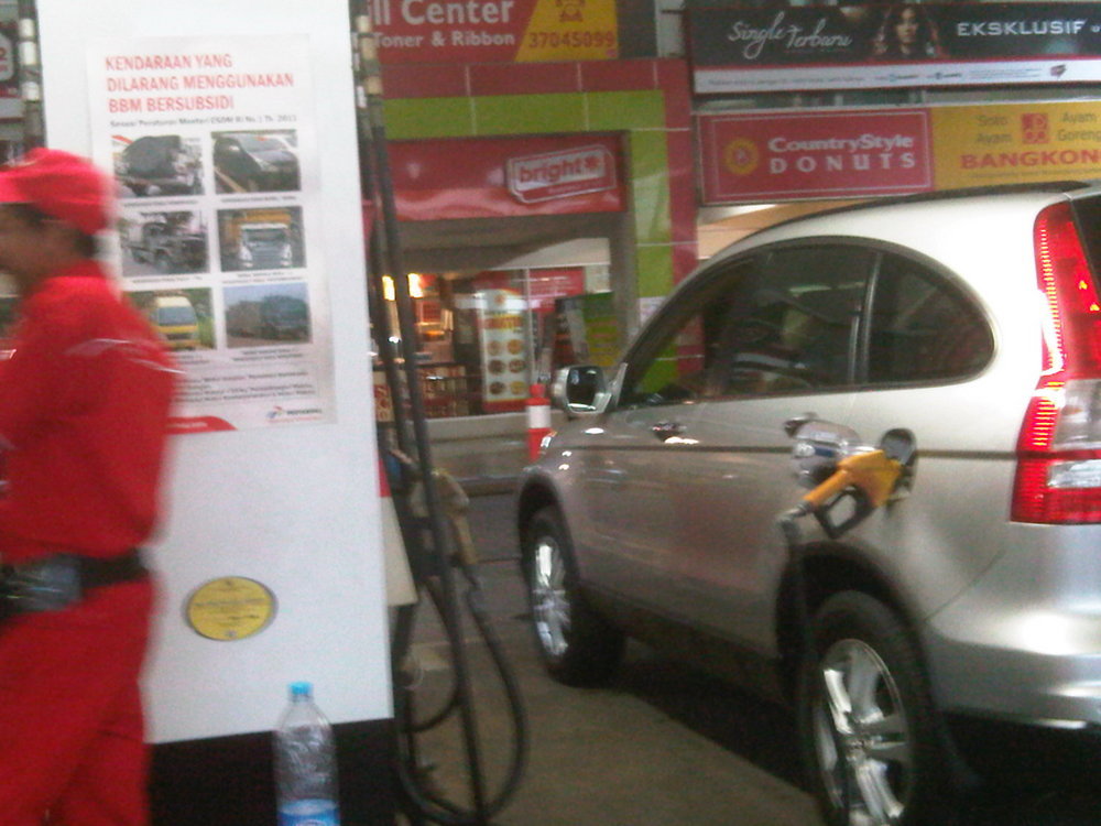 angkot--motor-beli-bensin-premium-rp-4500liter-untuk-mobil-pribadi-rp-6500liter_18.jpg