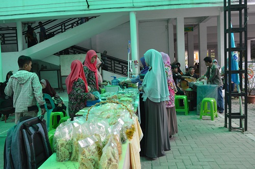 bazar-rutin-unpab-ciptakan-mahasiswa-wirausaha-menuju-kemandirian-berbasis-kearifan-lokal-dan-religi_33.jpg