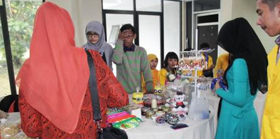 bazar-ukm-center-di-acara-inagurasi-fakultas-ekonomi-unpab-2014_28.jpg