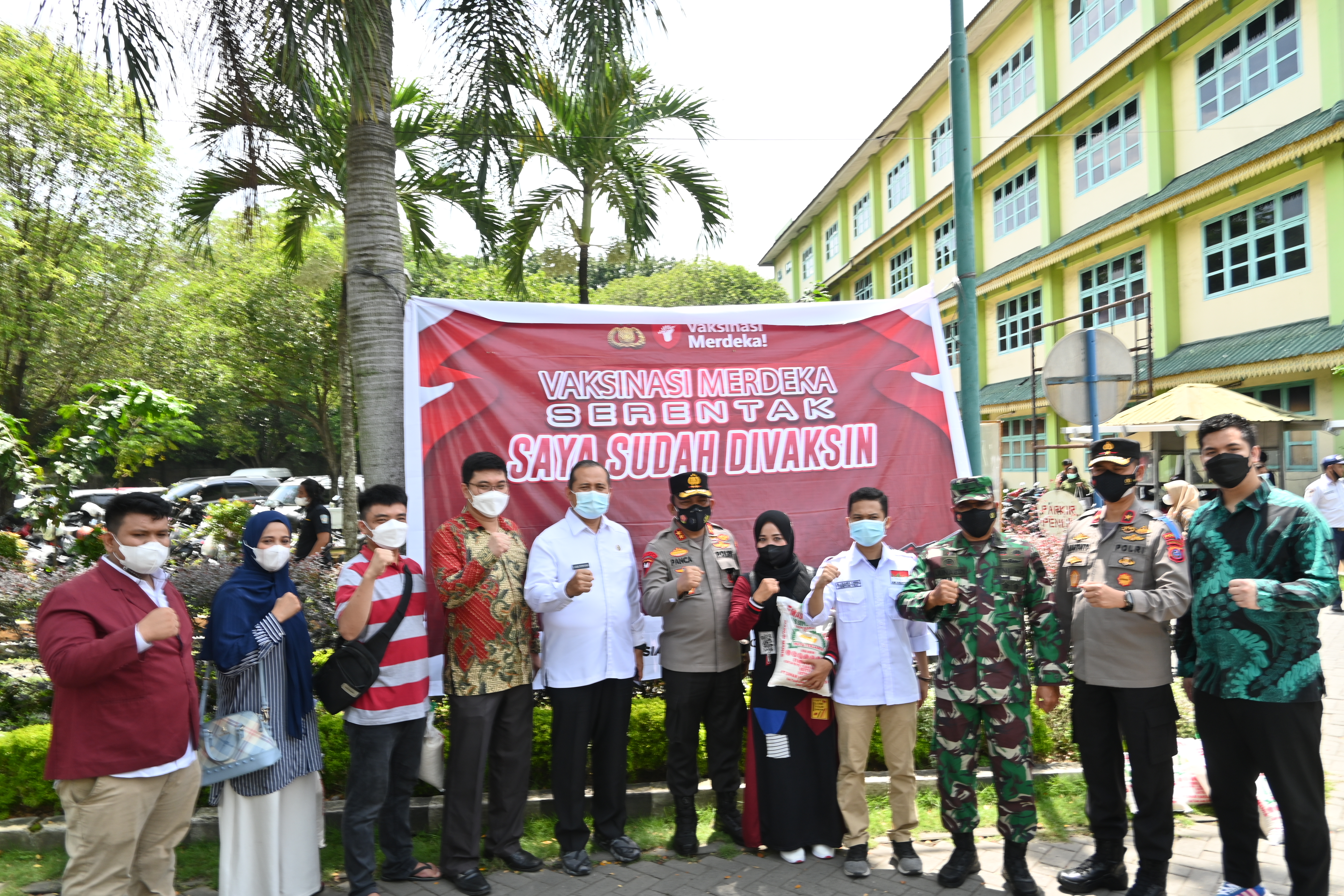 bem-nusantara-bersama-dengan-polri-dan-universitas-pembangunan-panca-budi-lakukan-gerakan-vaksinasi-merdeka_12.jpg