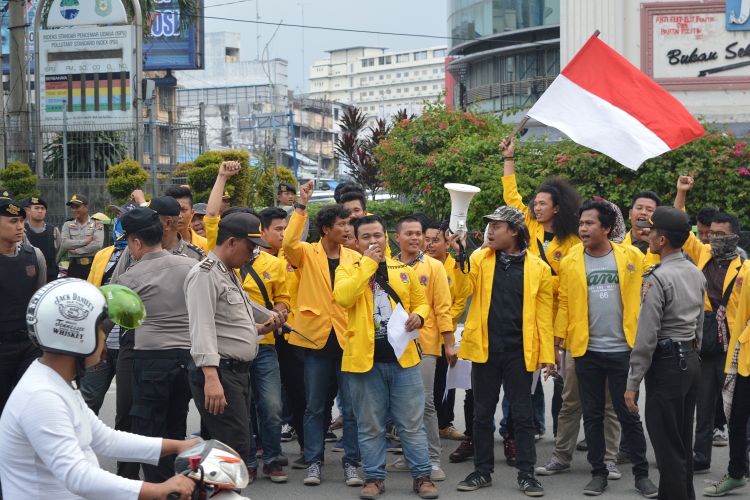 bem-unpab-ikut-serta-turun-kejalan-dalam-aksi-121-dan-di-kawal-ketat-oleh-kepolisian_74.jpg