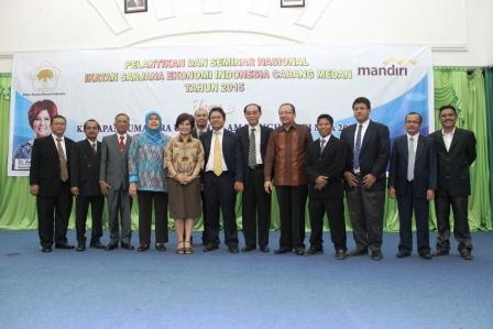 dekan-fakultas-ekonomi--bisnis-hadiri-pelantikkan-pengurus-isei-20152018_91.jpg