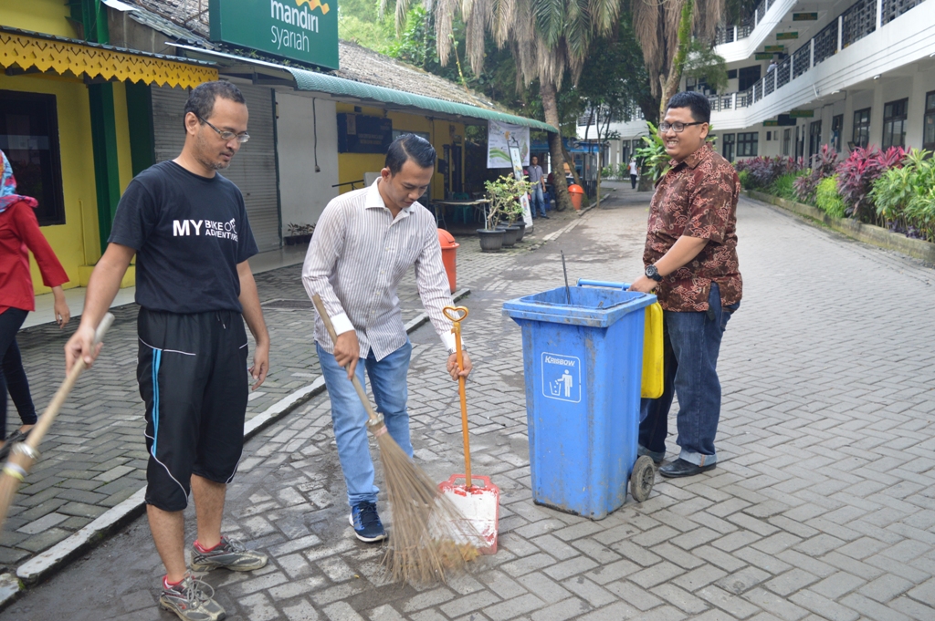 gotong-royong-rutin-civitas-unpab-setiap-sabtu_81.jpg