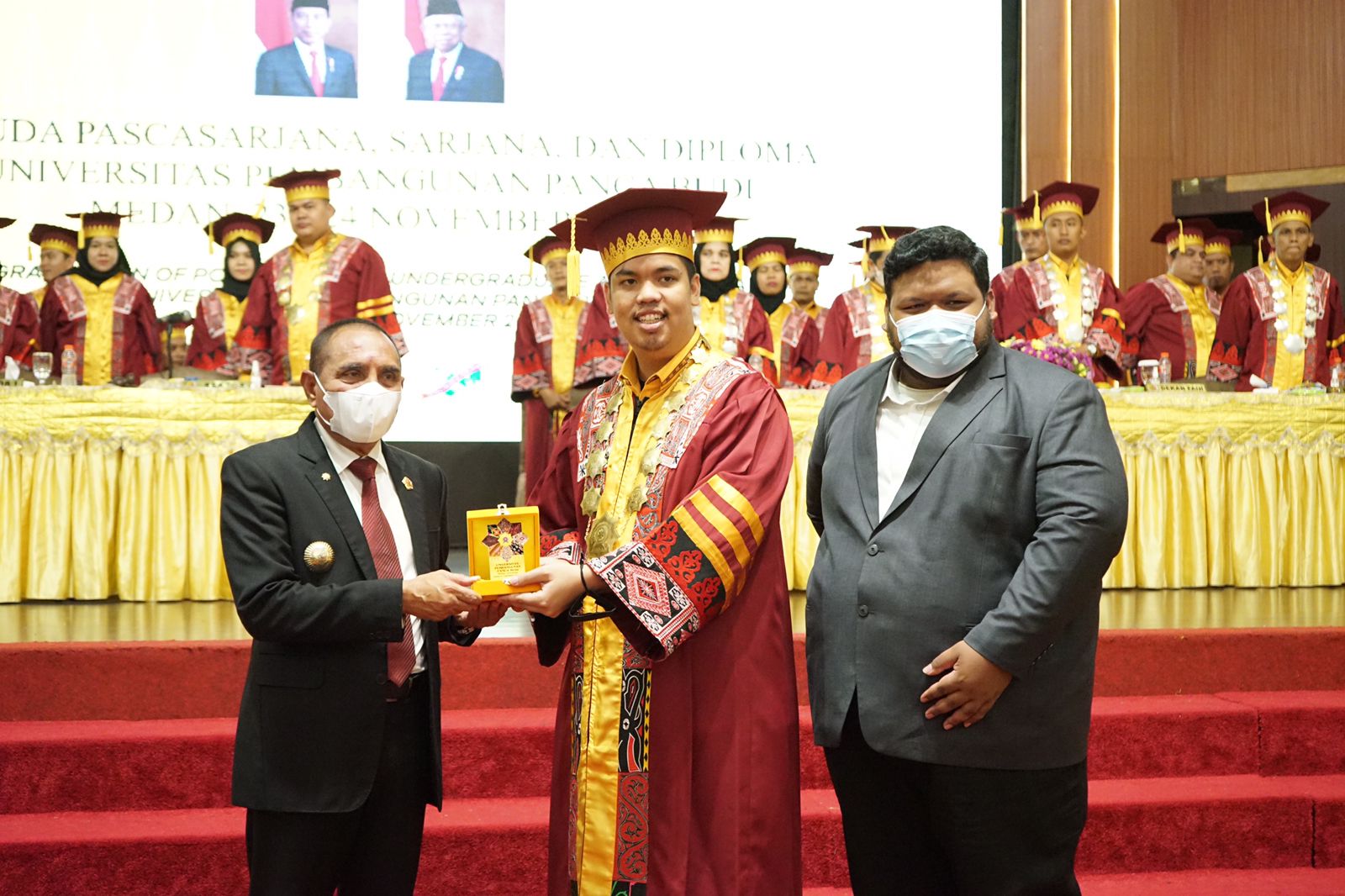 gubernur-sumatera-utara-hadiri-wisuda-unpab-ke69-siap-wujudkan-pendidikan-tinggi-berbasis-kearifan-lokal_15.jpg
