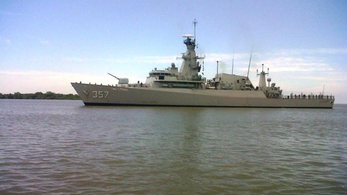 kri-bung-tomo357-tiba-di-dermaga-penumpang-belawan_44.jpg