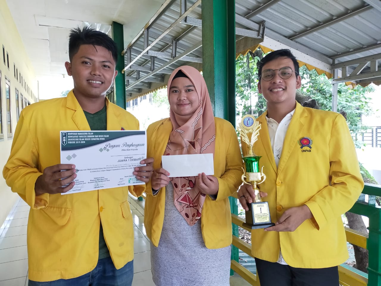 mahasiswa-unpab-menorehkan-prestasi-juara-i-lomba-debat-sesumut_4.jpg