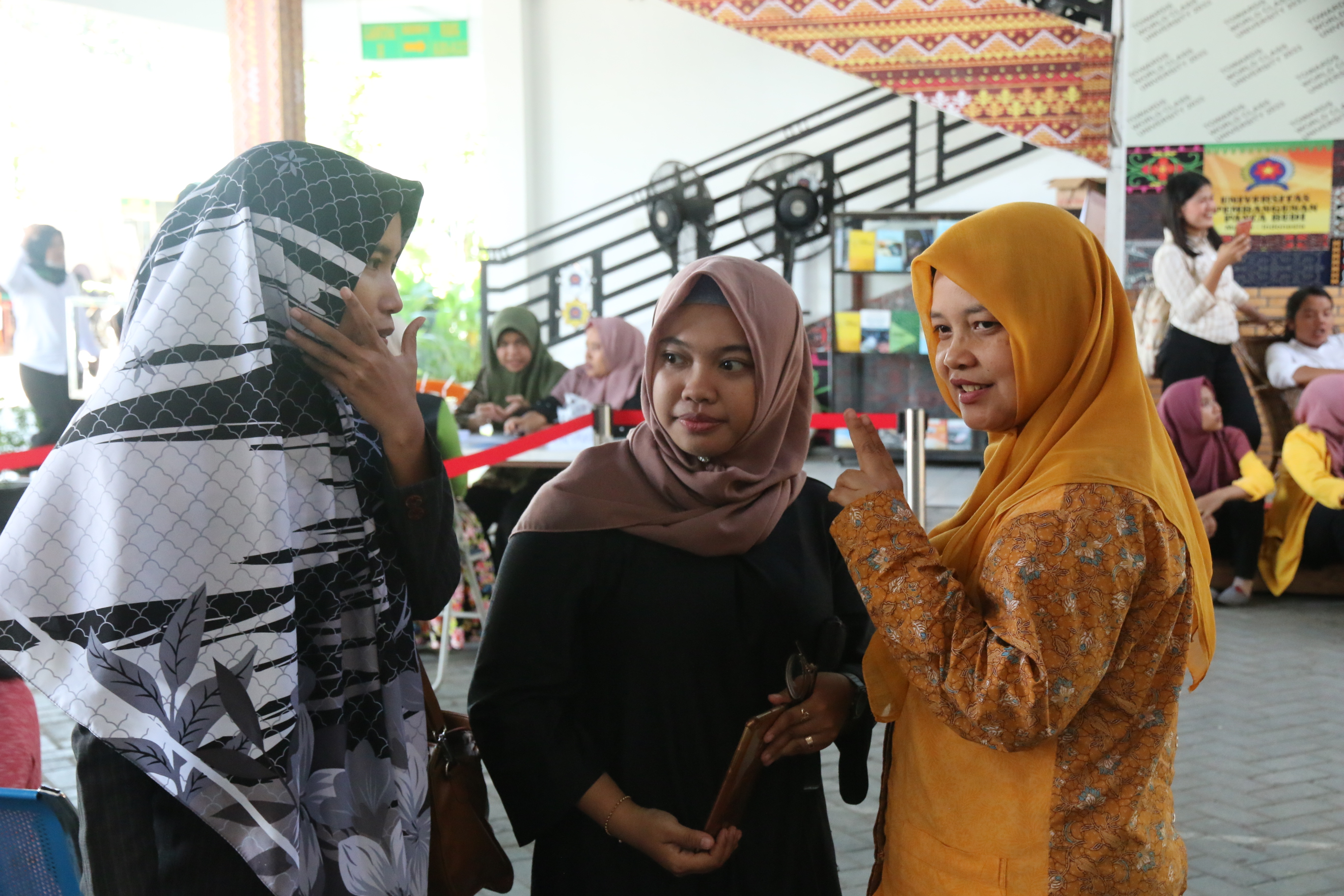 Mahasiswa/i Prodi Sistem Komputer Mata Kuliah Kewirausahaan UNPAB gelar bazar Kuliner di Gelanggang Mahabento mahasiswai-prodi-sistem-komputer-mata-kuliah-kewirausahaan-unpab-gelar-bazar-kuliner-di-gelanggang-mahabento_3.jpg