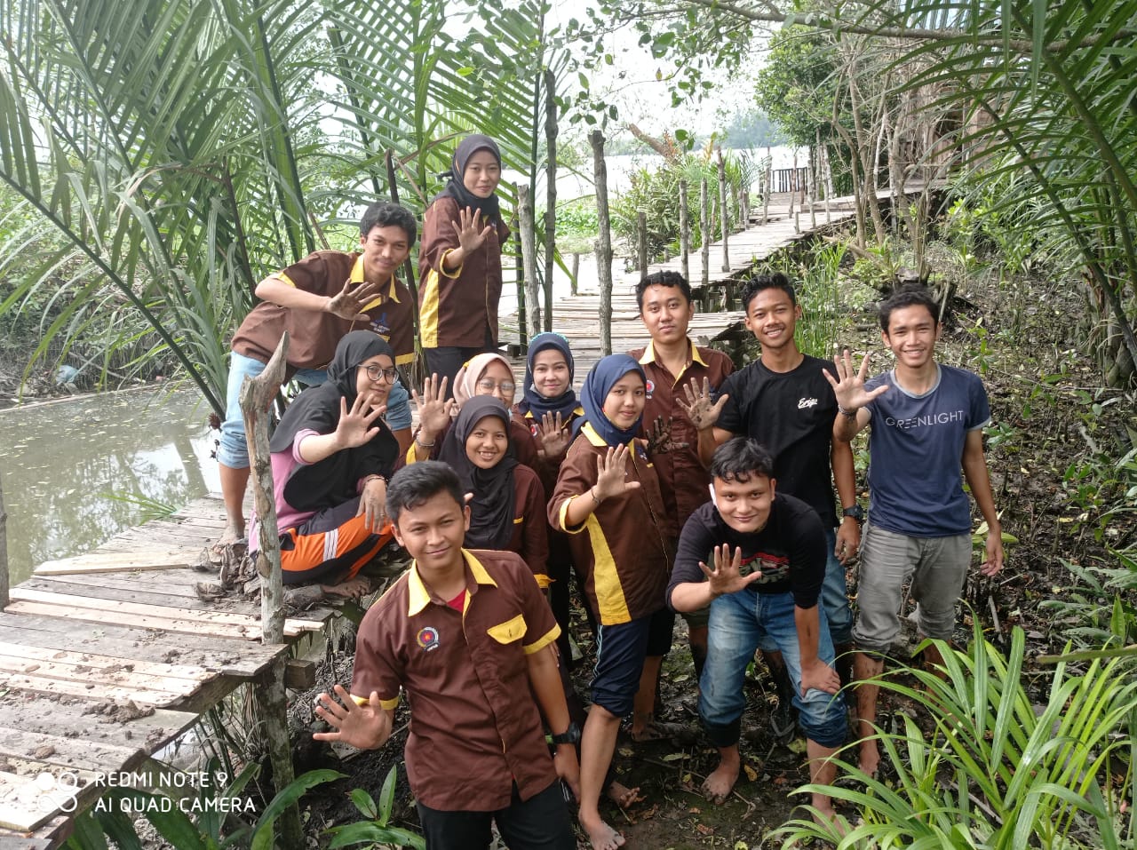 mapalima-unversitas-pembangunan-panca-budi-tanam-mangrove-di-danau-siombak_61.jpg