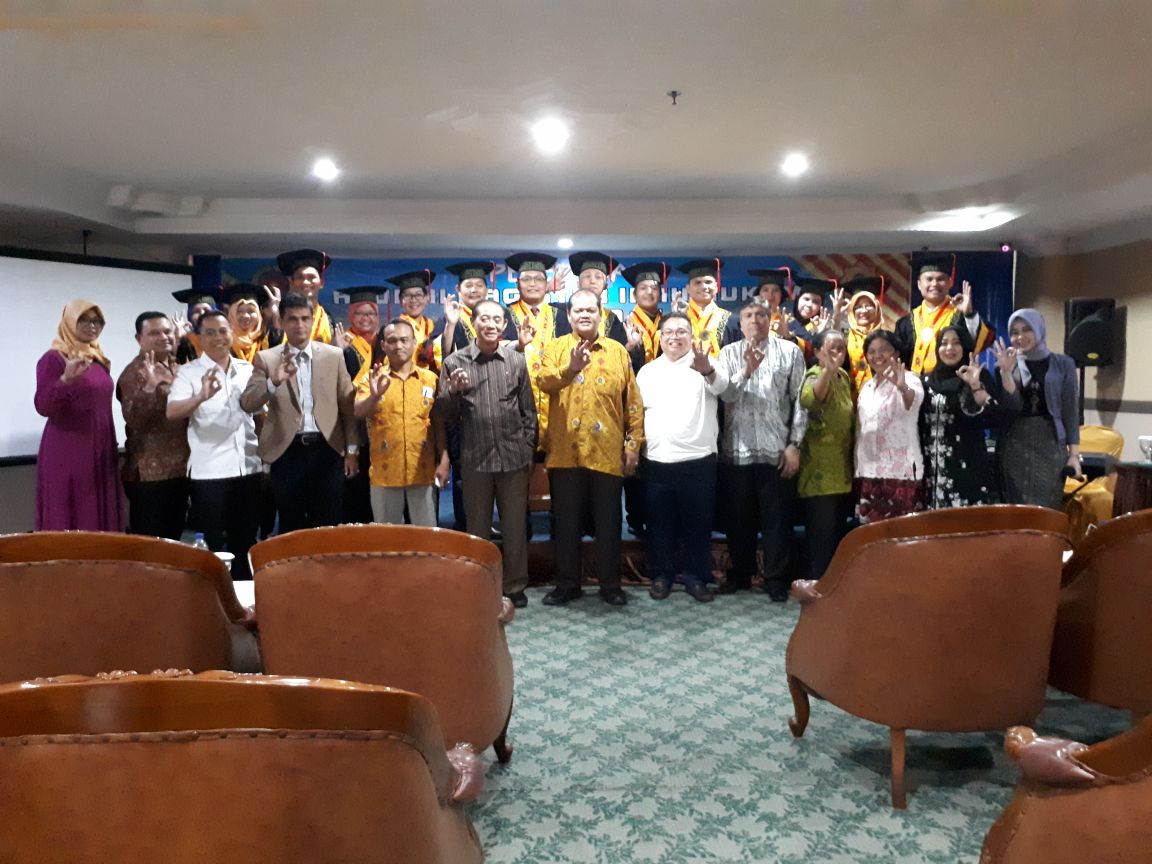 pelepasan-alumni-magister-hukum-periode-2-tahun-2017-di-madani-hotel_99.jpg