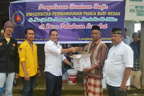 rektor-dan-ormawa-unpab-salurkan-bantuan-pasca-banjir-langkat_74.jpg