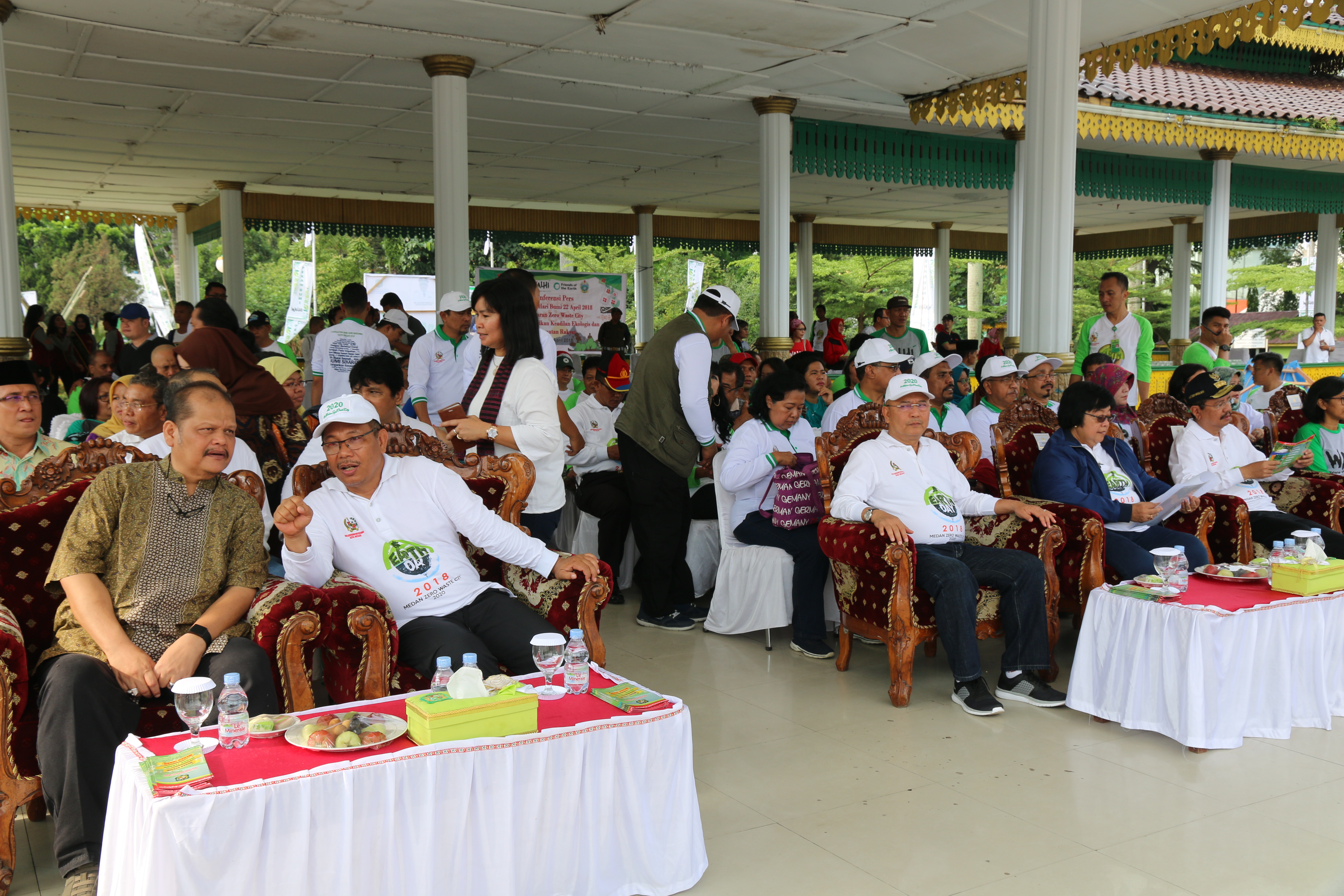 rektor-unpab-hadri-dalam-peringatan-hari-bumi-bersama-mentri-lhki_89.jpg