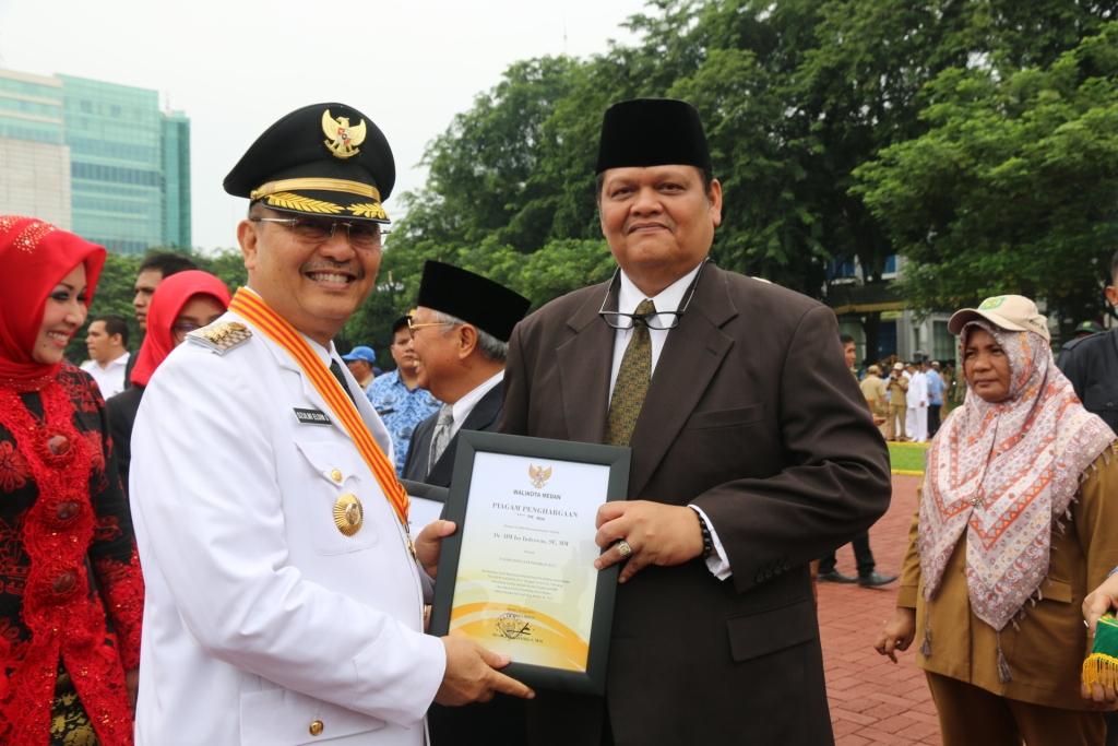 rektor-unpab-mendapatkan-penghargaan-tokoh-peduli-pendidikan-dalam-hut-medan-ke427_84.jpg