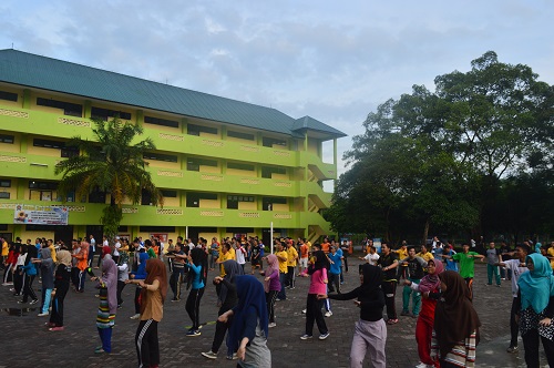 sumbu-bersama-dengan-warga-darul-amin-kampus-panca-budi-dan-masyarakat-sekitar-melaksanakan-kegiatan-shalat-subuh-berjamaah-gotong-royong-dan-senam-pagi_47.jpg