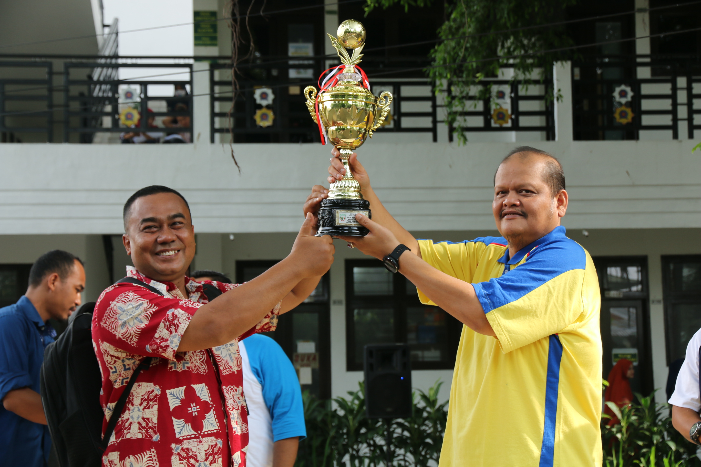 syukuran-tim-bola-unpab-juara-sekaligus-penyerahan-piala-kepada-rektor_16.jpg