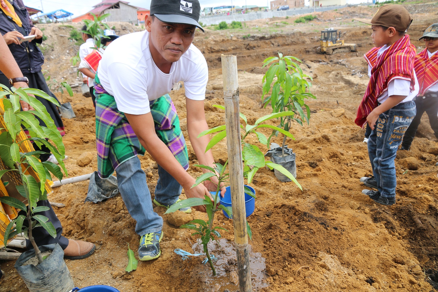 unpab-kembali-menanam-5000-bibit-pohon-produksi-di-bukit-siosar_66.jpg