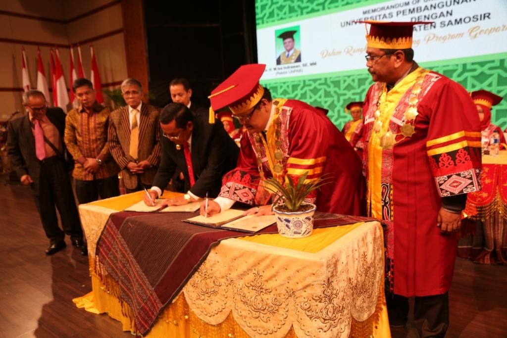 wisuda-unpab-ke58-sekaligus-penanda-tanganan-mou-bersama-bupati-samosir_29.jpg