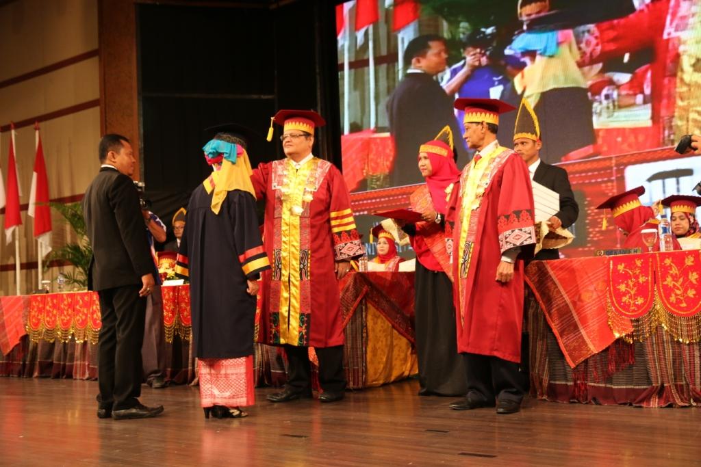 wisuda-unpab-ke58-sekaligus-penanda-tanganan-mou-bersama-bupati-samosir_46.jpg